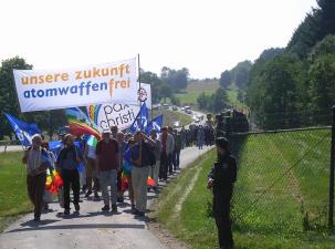 Demonstration gegen die nukleare Teilhabe am Fliegerhorst Büchel in der Eifel, August 2008