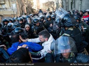 Demonstranten kämpfen gegen Polizisten in der Straße