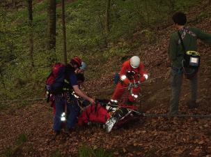 Abtransport eines Patienten mit Gebirgstrage unter Seilsicherung
