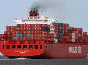 Ein Containerschiff im Meer