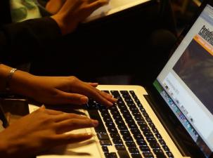 Ein Mensch arbeitet am PC