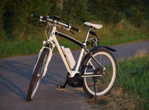 Ein E-Bike auf einer Straße