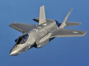 Ein F-35 Kampfflugzeug in der Luft