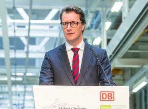 Der Politiker Hendrik Wüst bei einer Ansprache auf einem Podium