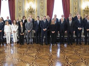 Das Kabinett Meloni mit Staatspräsident Mattarella am 22. Oktober 2022 im Quirinalspalast