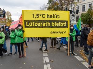 Eine Demonstration für den Erhalt des Dorfes Lütherath gegen RWE