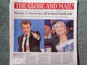 Eine Zeitung mit den Gesichtern von Macron und Le Pen