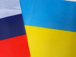 Die Flaggen der Ukraine und Russland