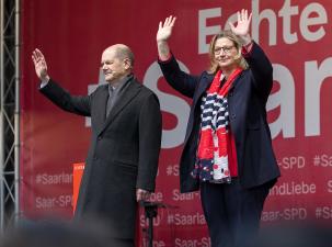 Die SPD-Politiker Olaf Scholz und Anke Rehlinger auf einer Bühne