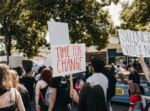 Demonstration für Veränderung. Man sieht wie sich viele Menschen sozial engagieren.