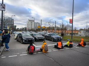 Eine Straßenblockade der Letzten Generation in Berlin