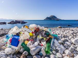 Ein Plastikmüllhaufen an einem Strand