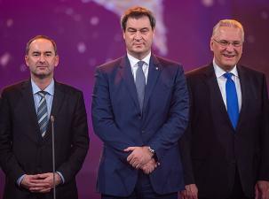 Die Politiker Markus Söder und Hubert Aiwanger auf einer Gala.