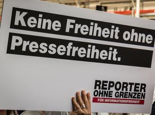 Ein Demoschild für den Erhalt der Pressefreiheit