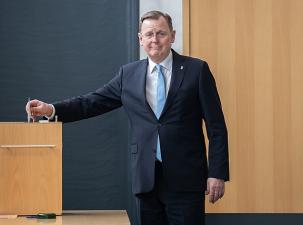 Der Thüringer Ministerpräsident Bodo Ramelow bei der Stimmabgabe im Thüringer Landtag