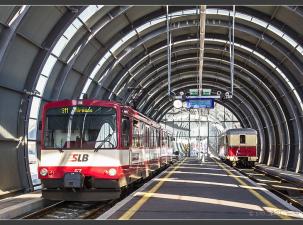 Zwei Bahnen in Salzburg in einem Bahnhof 