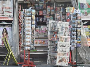 Ein Zeitungsstand in einer Innenstadt