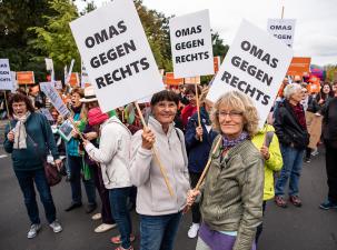 Mehrere Omas gegen Rechts Aktivistinnen bei einer Demo