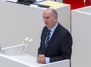 Dietmar Woidke im Landtag Brandenburg  bei einer Rede