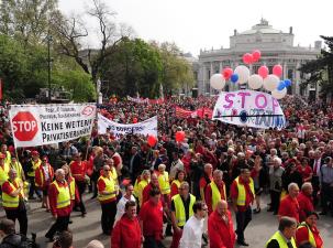 Eine 1.Mai Demo mit großem Demozug und mehreren Bannern in Wien