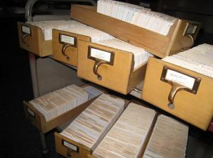 Eine Schublade mit mehreren Daten-Ordnern