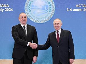 Präsident von Aserbaidschan Ilham Aliyev trifft sich mit dem Präsidenten Russlands Wladimir Putin in Astana vor der WM 2024