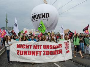 Eine Demo gegen TTIP mit vielen Bannern und jungen Menschen