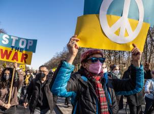 Eine Demo mit mehreren Teilnehmern für ein Ende des Ukraine-Krieges