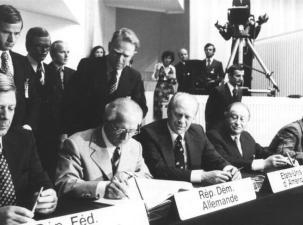 Helmut Schmidt, Erich Honecker, Gerald Ford und Bruno Kreisky unterzeichnen das KSZE-Abschlussdokument. Leonid Breschnew als Unterzeichner für die Sowjetunion nicht im Bild.