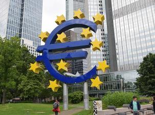 Eine Statue als Euro Symbol in Frankfurt