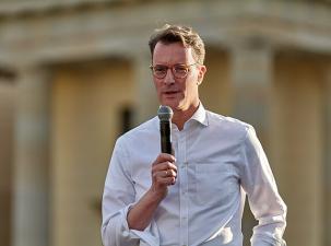 Hendrik Wüst spricht bei der Demonstration „Steh auf und verteidige die Demokratie“ auf dem Pariser Platz in Berlin.