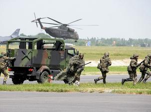 Vorführung von Spezialkräften der Bundeswehr, im Hintergrund der mittlere Transporthubschrauber CH-53