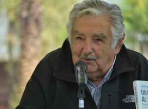 José Mujica am Tisch mit verschränkten Händen