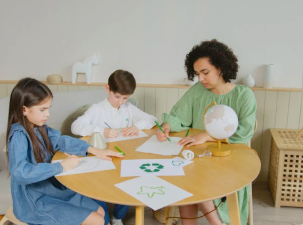 Mutter bastelt mit Kindern