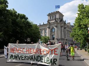 Demonstration "Menschenrechte unverhandelbar" von der Seebrücke im Rahmen eines Aktionstags zum World Refugee Day.