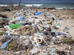 Ein Müllberg an einem Sandstrand
