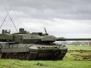 Ein Leopard 2A7 Panzer auf offenem Gelände