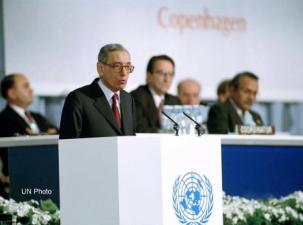 Der Weltgipfel für soziale Entwicklung, 1995. UN-Generalsekretär Boutros Boutros-Ghali hält eine Rede auf dem Gipfeltreffen