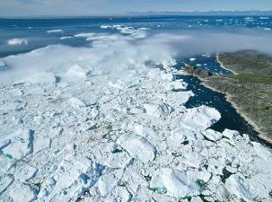 Ein Eisgletscher an der Küste Grönlands
