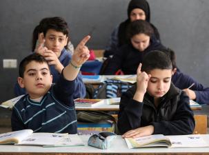 Mehrere Jungen im Unterricht sitzend