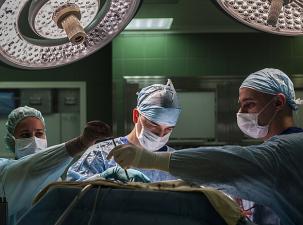 Drei Ärzte bei einer Operation