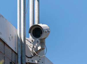 Eine Sicherheitskamera im öffentlichen Raum