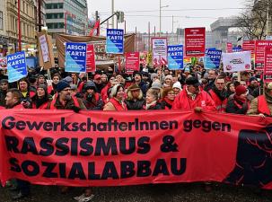 Großdemo gegen Schwarz-Blau und deren umfangreiche Sparmaßnahmen, die vor allem die ärmeren Bevölkerungsschichten treffen, Arbeitszeitverlängerung, Studiengebühren, die Konzentration von Flüchtlingen in Lagern.