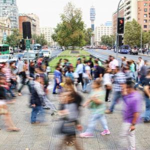 Viele Menschen überqueren eine Straße