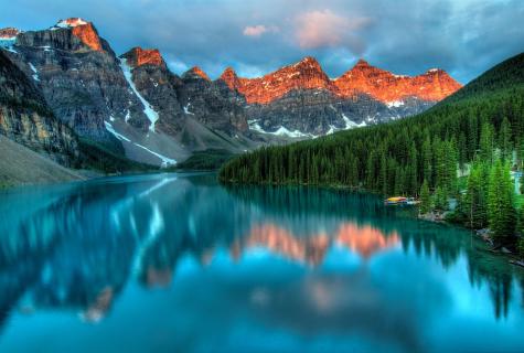 Alberta See (Kanada) mit Bergen im Hintergrund