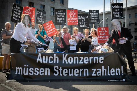 Eine Demo gegen Steuerhinterziehung bei Unternehmen