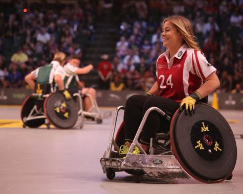 Frau im Rollstuhl beim Sport