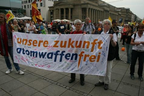 Eine Anti-Atomwaffendemo mit mehreren Menschen