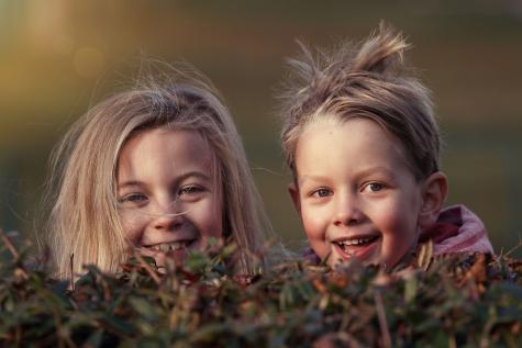 zwei Kinder in der Natur