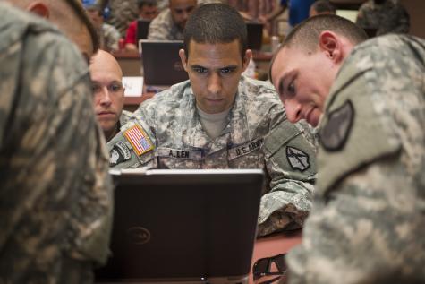 Mehrere US-Soldaten vor einem PC